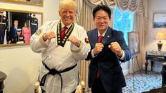 Donald Trump posa con el presidente de Kukkiwon Lee Dong-sup tras recibir el certificado y el cintur&oacute;n negro de noveno dan.