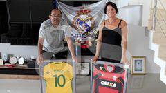 Los padres de Reinier, posando con las camisetas de Brasil y del Flamengo.