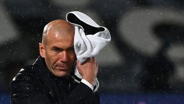 Real Madrid&#039;s French coach Zinedine Zidane uses a towel to dry his head during the Spanish League football match between Real Madrid CF and Real Betis at the Alfredo di Stefano stadium in Valdebebas, on the outskirts of Madrid, on April 24, 2021. (Ph