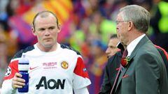 Wayne Rooney dirige la mirada a sir Alex Ferguson.