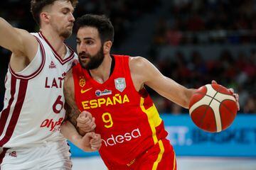 Ricky Rubio defendido por Kristers Zoriks.