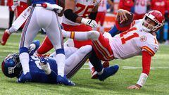 EAST RUTHERFORD, NJ - NOVEMBER 19: Alex Smith #11 of the Kansas City Chiefs is tackled by B.J. Goodson #93 of the New York Giants during their game at MetLife Stadium on November 19, 2017 in East Rutherford, New Jersey.   Al Bello/Getty Images/AFP == FOR NEWSPAPERS, INTERNET, TELCOS &amp; TELEVISION USE ONLY ==
