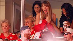 In case there was any doubt about T-Swift and Travis Kelce, this game and her reaction to his TD for the Chiefs erased it. Watch what she says as he scores.