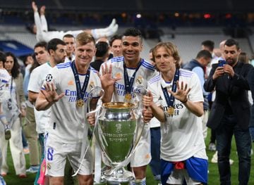 Casemiro se va del Real Madrid tras haber disputado un total de 15 finales y sin perder ninguna junto con sus compañeros Kroos y Modric. De hecho, Carlo Ancelotti se refería a ellos como “El Triángulo de las Bermudas”, porque cuando tenían el balón, desaparecía.