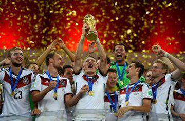 Alemania gana su cuarto campeonato del mundo tras vencer 1-0 en tiempo extra a Argentina en el Estadio Maracaná. 
