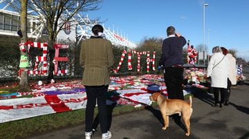 Fans pays last respects to the great Gordon Banks in Stoke