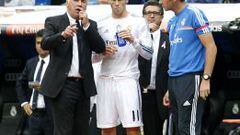 Ancelotti charla con Bale antes de hacer un cambio.