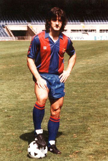 Jugó con el Barcelona desde 1988 a 1997