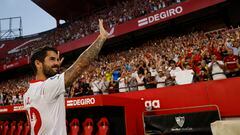 Soccer Football - Sevilla unveil Isco - Ramon Sanchez Pizjuan, Seville, Spain - 10 August, 2022 Sevilla's new signing Isco waves to fans during his presentation REUTERS/Marcelo Del Pozo