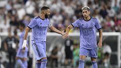 PASADENA, CA - JULY 30: Karim Benzema #9 of Real Madrid shakes hands with Federico Valverde #15 during their friendly soccer match against Juventus at the Rose Bowl on July 30, 2022 in Pasadena, California.   Kevork Djansezian/Getty Images/AFP
== FOR NEWSPAPERS, INTERNET, TELCOS & TELEVISION USE ONLY ==