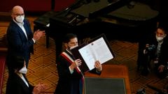 El presidente chileno, Gabriel Boric, sostiene la versión final de la nueva constitución propuesta por el país durante una ceremonia en el antiguo Congreso en Santiago (Chile), el 4 de julio de 2022.