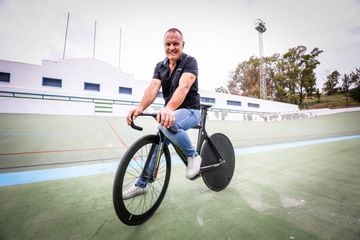 José Manuel Moreno, con su bicicleta en el velódromo de Chiclana donde comenzó su carrera hacia el oro. 