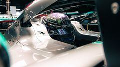 Hamilton dentro del nuevo Mercedes durante los test en Barcelona.