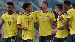 Colombia&#039;s Edwin Cardona (C) celebrates with teammates after scoring against Ecuador during the Conmebol Copa America 2021 football tournament group phase match at the Pantanal Arena in Cuiaba, Brazil, on June 13, 2021. (Photo by DOUGLAS MAGNO / AFP)