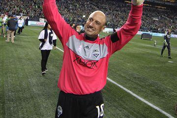 Kasey Keller had one of the most illustrious careers in European football for a U.S. international. He played for Millwall, Leicester, Rayo Vallecano, Tottenham, Southampton, Borussia Monchengladbach, and Fulham.
