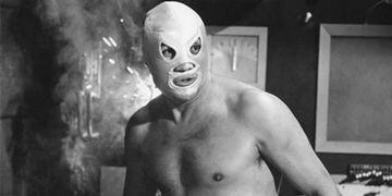 El Enmascarado de Plata’ es una figura mítica de la cultura mexicana. Trascendió el cuadrilátero de la lucha libre, a la que convirtió en el gran pasatiempo del país, y se convirtió en un súper héroe. Junto al ‘Huracán Ramírez, ‘Blue Demon’ y otras figuras, protagonizó la era dorada de la lucha libre mexicana. Fuera de la arena, fue un prolífico actor con más de 50 películas, lo que acentuó su leyenda. Rodolfo Guzmán Huerta, como era su nombre verdadero, murió el 5 de febrero de 1984.