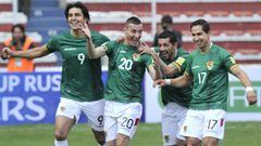 Bolivia&#039;s Pablo Escobar (2nd L) celebrates with (L to R) Marcelo Martins, Walter Flores and Marvin Bejarano after scoring against Ecuador during their Russia 2018 FIFA World Cup qualifier football match in La Paz, on October 11, 2016. / AFP PHOTO / AIZAR RALDES