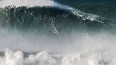 Rodrigo Koxa surfeando la ola de 24,38 metros que le dio el r&eacute;cord del mundo del surf de olas gigantes: el de la ola m&aacute;s grande jam&aacute;s surfeada. EN Praia do Norte, Nazar&eacute; (Portugal) en 2017.