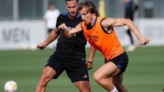 Modric y Hazard pugnan por el control del bal&oacute;n en el entrenamiento del Madrid.