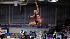 La saltadora serbia Ivana Spanovic compite durante la final de salto de longitud de los Europeos de Atletismo en Pista Cubierta de Glasgow 2019.