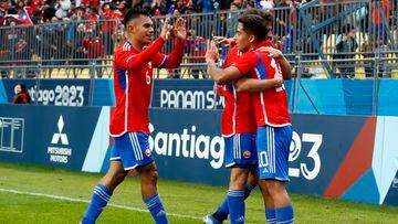 El jugador de Chile, Lucas Assadi, celebra con sus compañeros después de convertir un gol contra República Dominicana durante el partido del grupo A del futbol masculino.