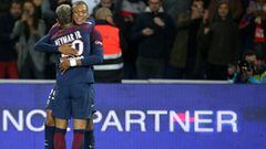 Neymar y Kylian Mbapp&eacute;, abraz&aacute;ndose tras un gol del PSG.