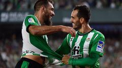 Borja Iglesias y Juanmi celebran el segundo gol del Betis en el Benito Villamarín. AFP