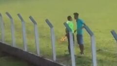 Arbitro agrede a aficionado en un partido amateur en Brasil y se arma batalla campal
