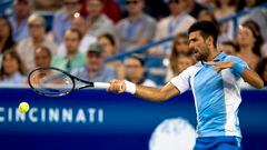 Novak Djokovic devuelve un golpe de Alexander Zverev en Cincinnati.