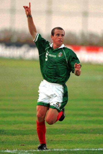 El Borrego se dio a conocer precisamente con la Selección Sub20 que participó en 1999, pues sus grandes actuaciones en el medio campo pronto lo llevaron a dejar Pumas y comenzar su aventura en el Viejo Continente.