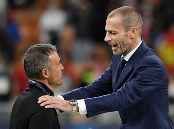 Soccer Football - Nations League - Final - Spain v France - San Siro, Milan, Italy - October 10, 2021 Spain coach Luis Enrique collects his runners up medal from UEFA president Aleksander Ceferin REUTERS/Alberto Lingria