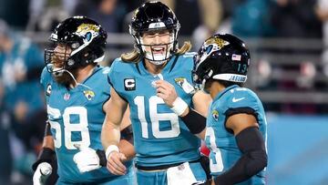 JACKSONVILLE, FLORIDA - JANUARY 07: Trevor Lawrence #16 of the Jacksonville Jaguars celebrates with Christian Kirk #13 of the Jacksonville Jaguars after Kirk's receiving touchdown during the second quarter against the Tennessee Titans at TIAA Bank Field on January 07, 2023 in Jacksonville, Florida.   Mike Carlson/Getty Images/AFP (Photo by Mike Carlson / GETTY IMAGES NORTH AMERICA / Getty Images via AFP)
