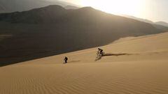 Kilian Bron y Victor Broquedis en esqu&iacute; y MTB en las dunas de Nazca, Per&uacute;. 