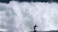 El surfista Xavi Lucena ante la espuma de una ola gigante que acaba de romper justo detr&aacute;s suyo en alg&uacute;n lugar del Mediterr&aacute;neo. 
