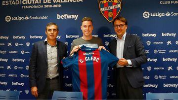 Carlos Clerc posa junto a Quico Catal&aacute;n y Manolo Salvador en su presentaci&oacute;n como nuevo jugador del Levante.