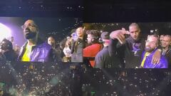 Drake sale al escenario en LA acompañado de LeBron James y su hijo Bronny