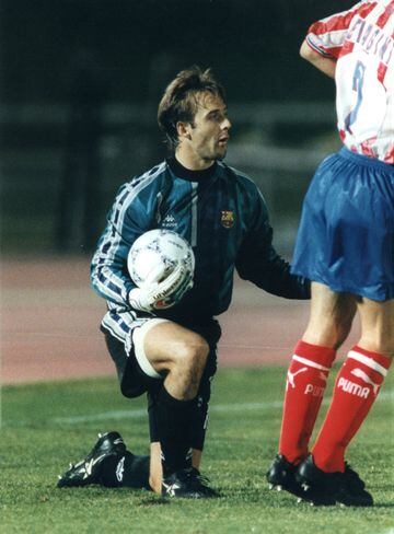 En 1994 fue fichado por el FC Barcelona. En su primera temporada tuvo un rendimiento irregular y en el resto de las tres temporadas apenas jugó cinco partidos de Liga. 