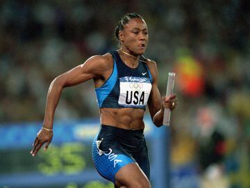 Marion Jones fue una especialista en pruebas de velocidad y salto de longitud. Ganó cinco medallas olímpicas para los Estados Unidos en los Juegos Olímpicos de Sydney 2000 que posteriormente le fueron despojadas por dopaje que la llevó hasta prisión.