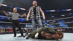 Brock Lesnar ataca a Sami Zayn en SmackDown.