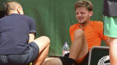 El tenista belga David Goffin recibe asistencia m&eacute;dica durante su partido de tercera ronda de Roland Garros contra el argentino Horacio Zeballos.