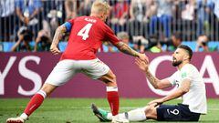 France&#039;s forward Olivier Giroud (L) is helped by Denmark&#039;s defender Simon Kjaer to stand up during the Russia 2018 World Cup Group C football match between Denmark and France at the Luzhniki Stadium in Moscow on June 26, 2018. / AFP PHOTO / FRAN