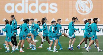 Los jugadores del Real Madrid, en la sesión preparatoria previa al partido ante el PSG.