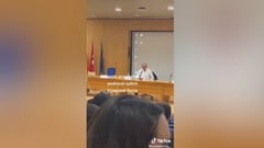 El vídeo que nos representa a todos: el alcalde de Madrid tratando de no tocarse la cara en pleno directo