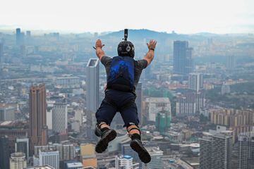 Andrew Toyer de Reino Unido, salta desde la plataforma abierta de 300 metros de altura de la emblemática Torre Kuala Lumpur de Malasia durante el Salto Internacional de la Torre en Kuala Lumpur.