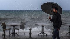 Un hombre camina junto al lago Ohrid durante un d&iacute;a tormentoso en Ohrid, Macedonia, el 30 de noviembre del 2017. EFE/Georgi Licovski