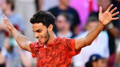 Argentina's Francisco Cerundolo celebrates after winning against US Taylor Fritz during their men's singles match on day seven of the Roland-Garros Open tennis tournament at the Court Suzanne-Lenglen in Paris on June 3, 2023. (Photo by Emmanuel DUNAND / AFP)