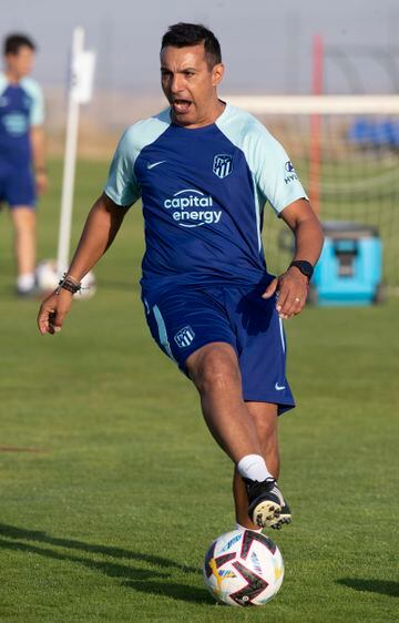 Gustavo López, ya con balón, a los seis días de debutar en el cuerpo técnico del Cholo. 