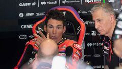 LAGOA, ALGARVE, PORTUGAL - MARCH 24: Aleix Espargaro of Spain and Aprilia Racing speaks in box with mechanic after the crash of his brother Pol Espargaro  during the MotoGP Of Portugal - Free Practice at Autodromo do Algarve on March 24, 2023 in Lagoa, Algarve, Portugal. (Photo by Mirco Lazzari gp/Getty Images)