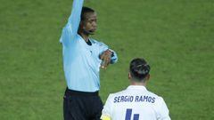 El árbitro perdona la segunda amarilla a Ramos con empate