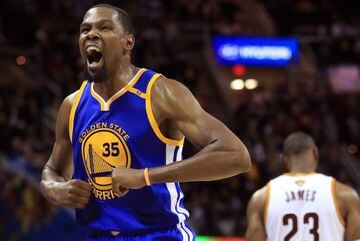 Tras su salida de Oklahoma City, Durant consiguió colocarse como el segundo jugador de la NBA con más ganancias. Además del salario que le otorgan los Warriors, Kevin firmó un contrato con Nike en 2014 por 10 años y $300 millones de dólares, haciendo que en 2017 recibiera $60.6 mdd.